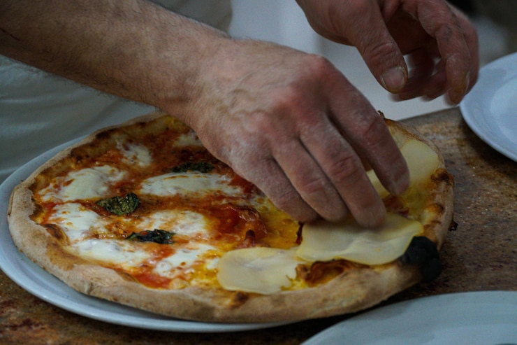 Préparation pizza artisanale - Casa Del Pizza